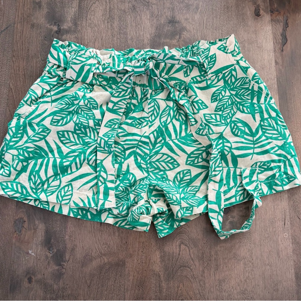 Cali1850 High-Rise Paperbag Leaf-Print Shorts in Green